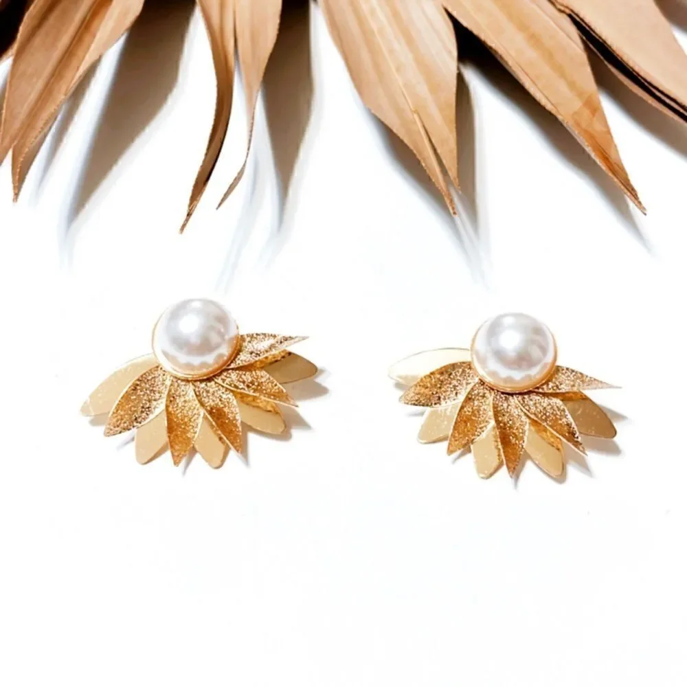 Gold flower pearl stud earrings S452
